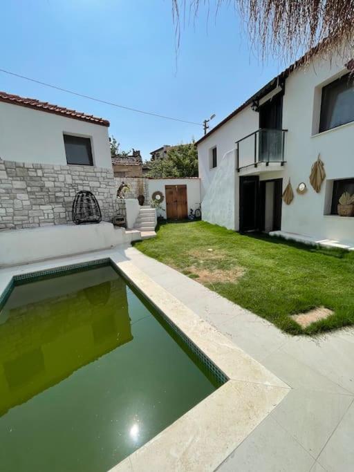 Oezel Havuzlu Kiralik Tas Villa *