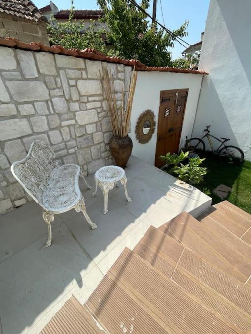 Oezel Havuzlu Kiralik Tas Villa Kuşadası