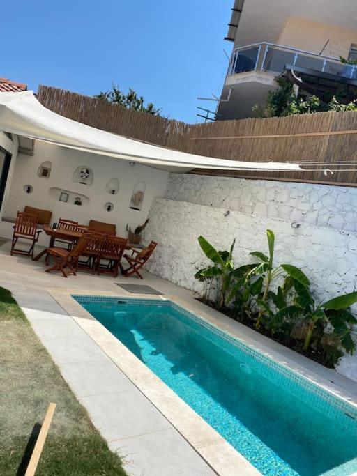Villa Oezel Havuzlu Kiralik Tas Kuşadası