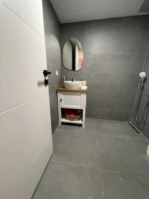 Oezel Havuzlu Kiralik Tas Villa Kuşadası